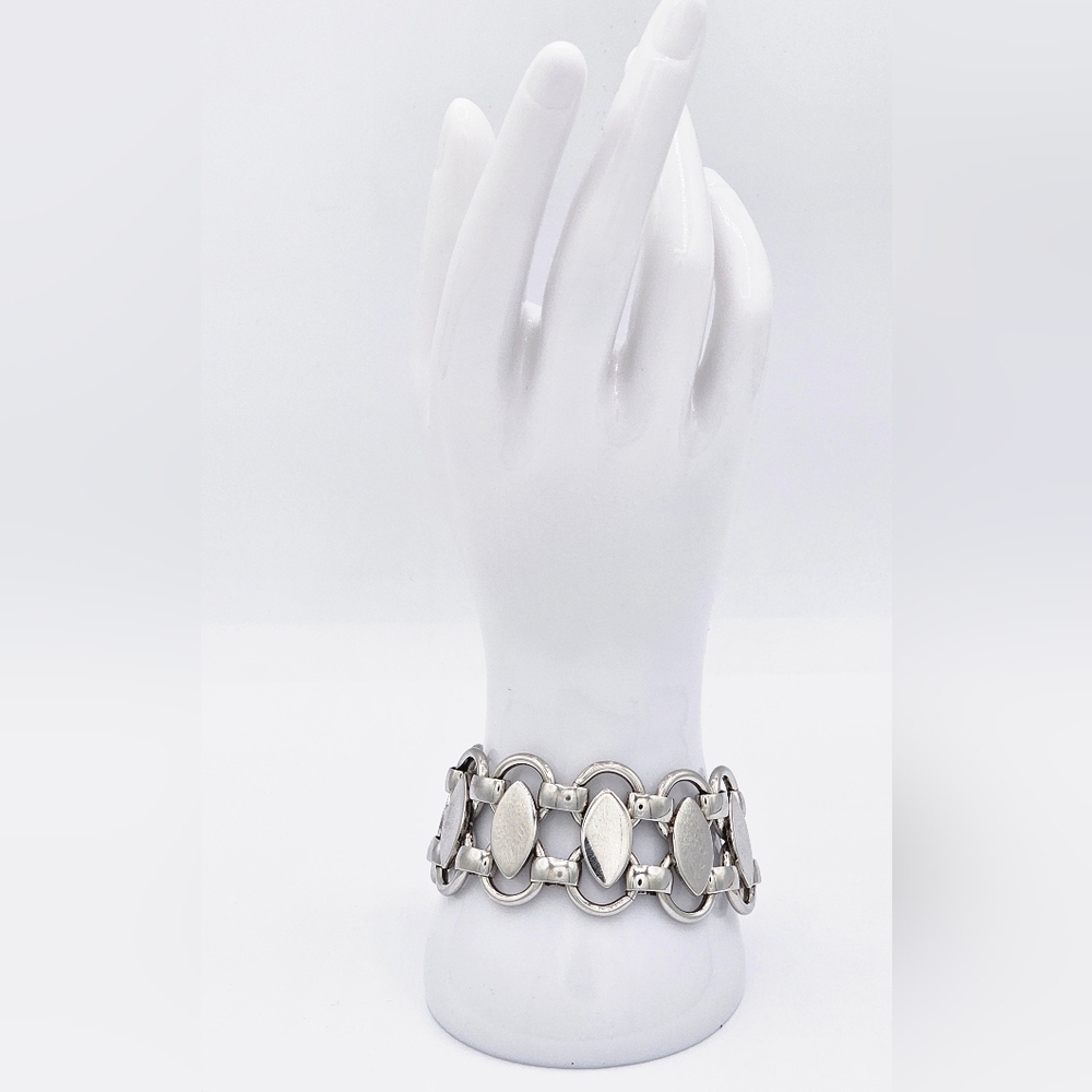 Unbranded Women's Silver-toned Bracelet With Foldover Clasp.‎ Size 7